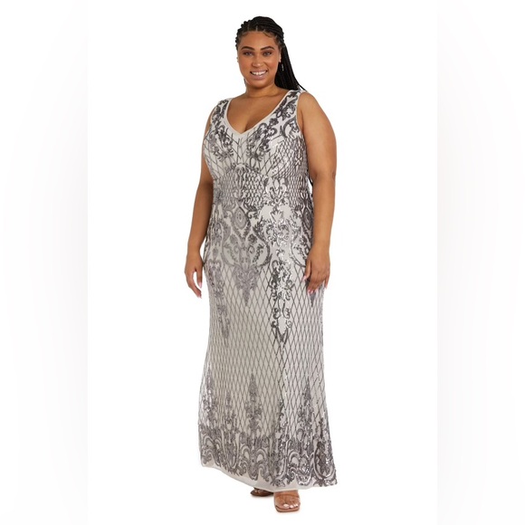 Plus Sequin Dress 🖤 - Picture 2 of 11